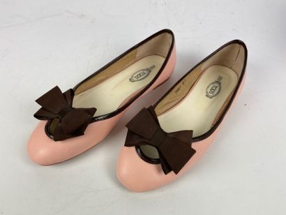 null TODS

Pair of pale pink leather ballerinas with chocolate patent leather trim,...