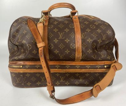 null LOUIS VUITTON

Travel bag with shoe compartment, with its padlock and shoulder...