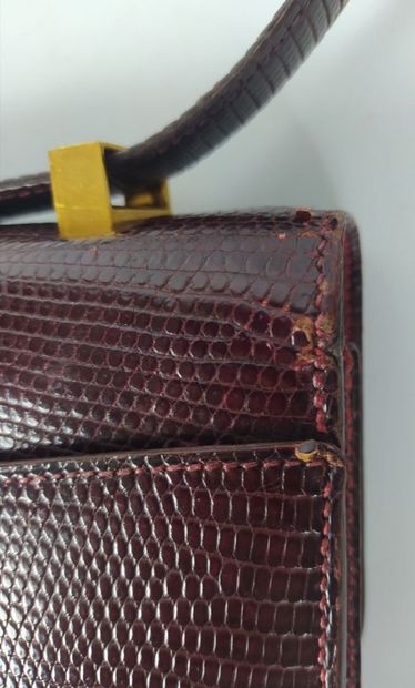 null HERMES Paris made in France 

Ring" bag in burgundy lizard, gold-plated clasp...