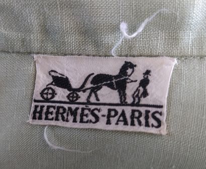 null HERMES PARIS

Ensemble de trois chemises :

- pour homme : une en lin rose et...