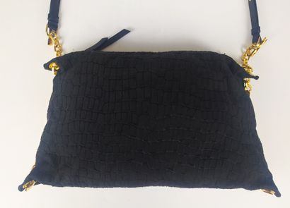 null CHRISTIAN LOUBOUTIN

Black canvas shoulder bag with two gold zippers, gold chain...