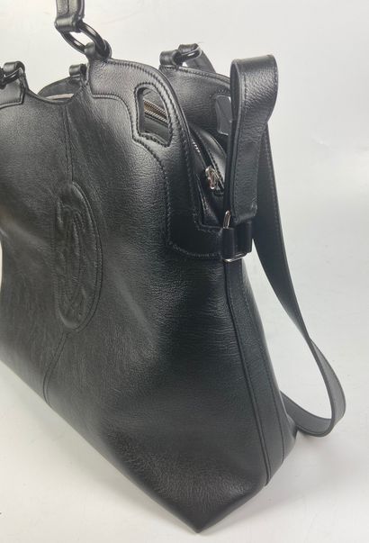 null CARTIER 

Sac à main porté épaule modèle Marcello grand modèle en cuir noir.

35...