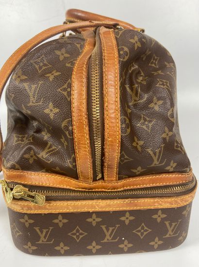 null LOUIS VUITTON

Travel bag with shoe compartment, with its padlock and shoulder...