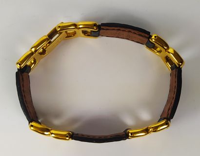null HERMES

Bracelet en croco bleu et attaches en métal doré.

Long : 18 cm

(u...