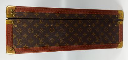 null LOUIS VUITTON

ALZER model suitcase with studded leather lozenge edges, gilt...