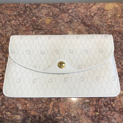 null CHRISTIAN DIOR 

Petite pochette en cuir blanc à motif géométrique gris, siglé...