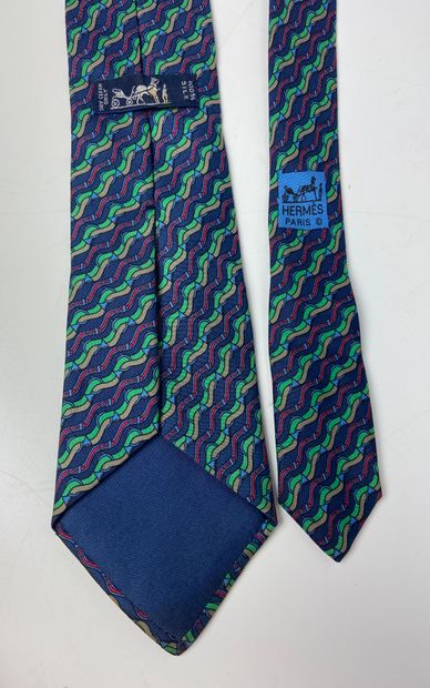 null HERMES

Three silk ties in red and green tones.

Good condition