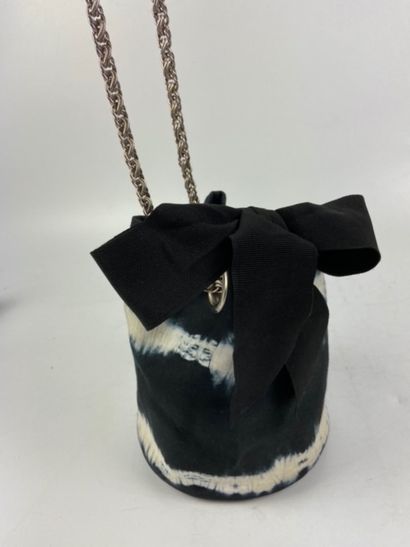 null DELPHINE DELAFON for GUERLAIN

Tinted fabric bucket bag, silver ring and chain

Signed...