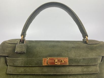 null HERMES PARIS

Sac modèle Kelly 29 cm en daim vert anglais, fermoir plaqué or,...