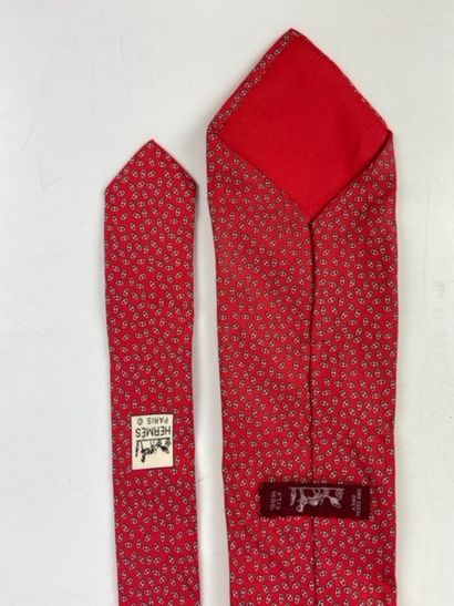  HERMES 
Two silk ties with red and burgundy background. 
 
One joined : 
CHRISTIAN...