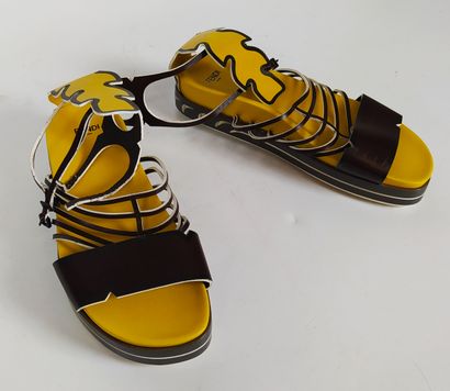 null FENDI

Pair of spartan sandals in chocolate and yellow leather.

Size 38

(new...