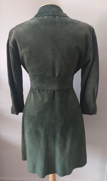 null HERMES SPORT

Long coat in English green suede with double buttons and a notch...