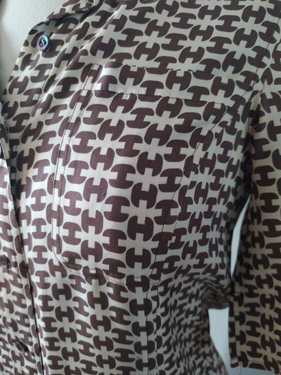  HERMES SPORT 
Robe chemise en soie à motifs H marron sur fond crème, manches courtes,...