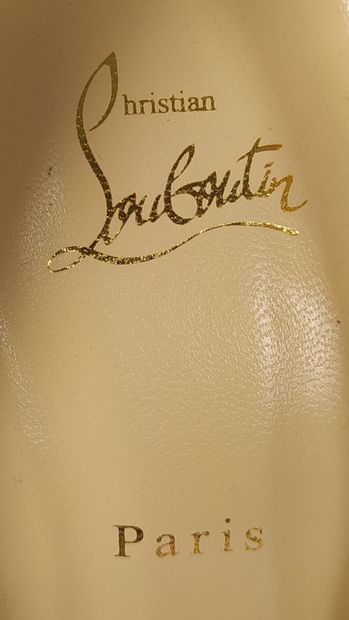 null CHRISTIAN LOUBOUTIN

Paire d'escarpins modèle KATE en cuir verni noir. Taille...