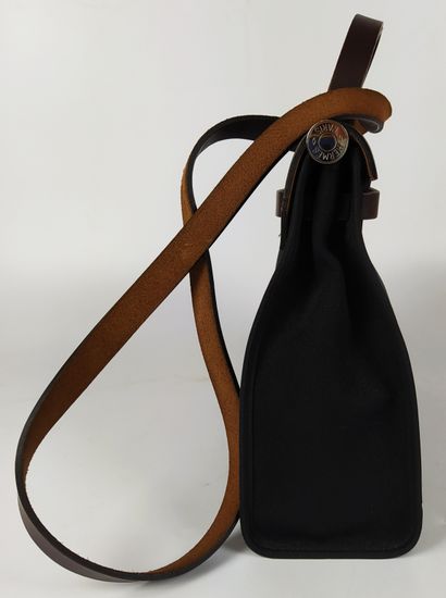 null HERMES

Herbag in smooth chocolate leather and black canvas, integrated pocket...