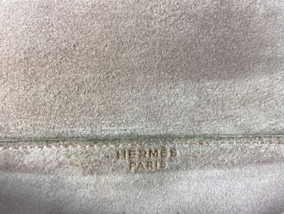  HERMES PARIS 
Old pink suede clutch bag, snap closure. 
Circa 1960 
13 x 22 cm 
(wear,...