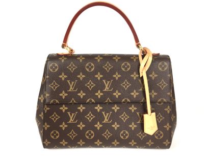  LOUIS VUITTON 
Cluny MM bag in Monogram canvas. 
The magnetic flap and the inside...