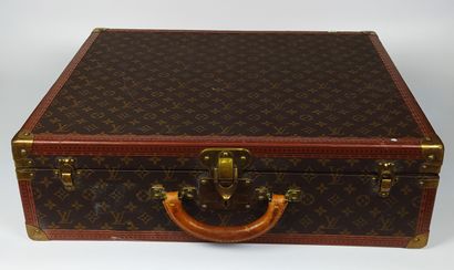 null LOUIS VUITTON

ALZER model suitcase with studded leather lozenge edges, gilt...