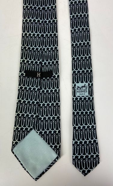 null HERMES 

Two silk ties.

Good condition.



One brown silk tie from CELINE.