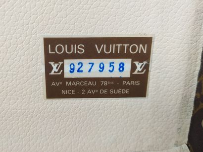 null LOUIS VUITTON

ALZER model suitcase with studded leather lozenge edges, gilt...