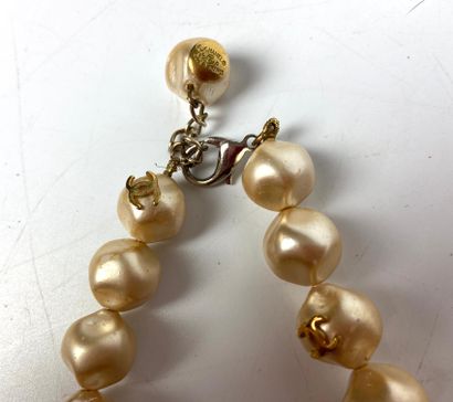 null CHANEL

Imitation baroque pearls necklace, some with golden initials. 

Signed...