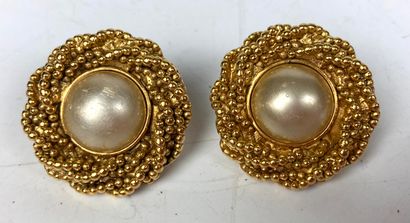 null CHANEL

Pair of ear clips decorated with half a pearl in a circle of golden...