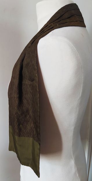 null HERMES Paris

Olive green silk ASCOT. Good condition.