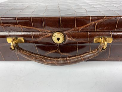 null BROOKING MADRID

Crocodile suitcase simulating a jewel box. 

Key and protective...