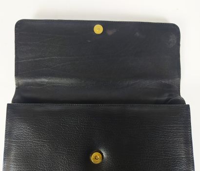 null MOSCHINO

Large black leather clutch bag with gusset.

Logo on the flap in golden...
