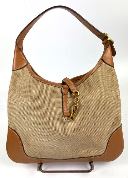 null HERMES PARIS

Sac "Trim" en toile "H" et cuir Gold, piqûres sellier blanches,...