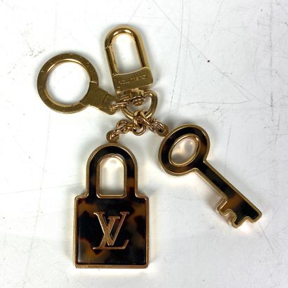null LOUIS VUITTON

Keychain with the logo of the house.

(original box, very good...