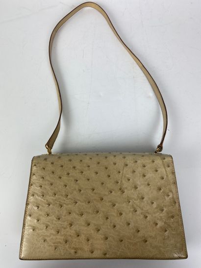  MORABITO 
Shoulder bag in cream ostrich with gold metal rope clasp 
Circa 1970 
17...