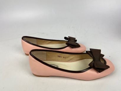 null TODS

Pair of pale pink leather ballerinas with chocolate patent leather trim,...