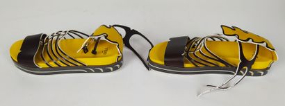 null FENDI

Pair of spartan sandals in chocolate and yellow leather.

Size 38

(new...