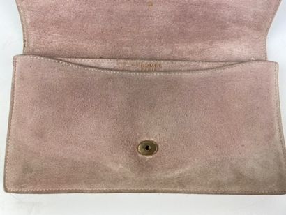null HERMES PARIS

Old pink suede clutch bag, snap closure.

Circa 1960

13 x 22...