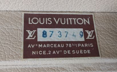  LOUIS VUITTON 
 
Valise "Alzer" 
 
En toile Monogram chiffrée A.V.F, bordures lozinées,...