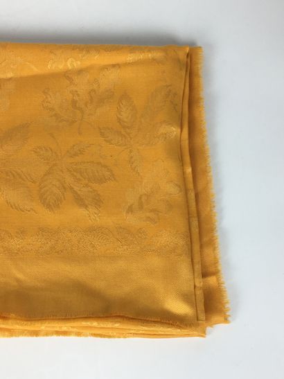 null CHRISTIAN DIOR

Large stole in damask fabric with flowers on a yellow background...