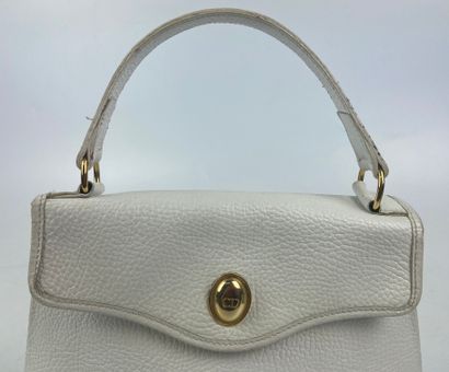 null CHRISTIAN DIOR

Handbag Comtesse model in white grained leather, snap closure...