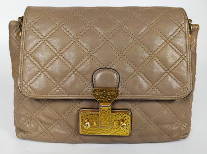 null MARC JACOBS

Quilted leather bag with chain shoulder handle. 

25 x 19 cm

(good...