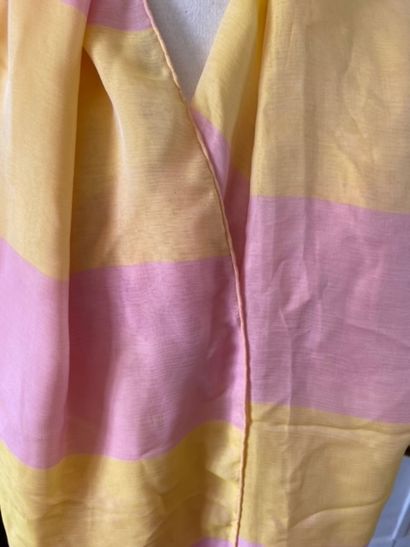  HERMES PARIS 
Etole en soie à bords frangés à décor de bandes rose et jaune, aux...