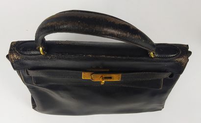 null HERMES PARIS

Kelly bag 28 cm in black box, gold hardware.

(as is)