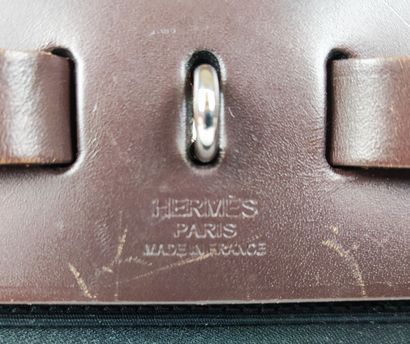 null HERMES

Herbag in smooth chocolate leather and black canvas, integrated pocket...