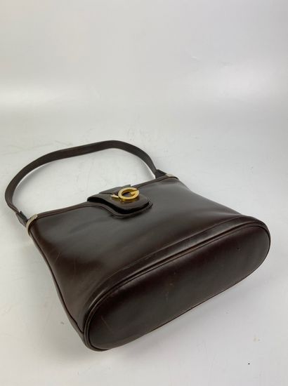  GUCCI 
Shoulder bag in brown box, snap closure with golden metal logo. 
About 1980...