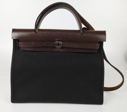null HERMES

Herbag in smooth chocolate leather and black canvas, integrated pocket...