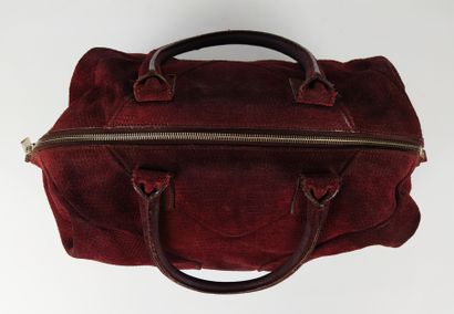 null YVES SAINT LAURENT

Easy bag in burgundy suede

43 x 29 x 18 cm

(wear and ...