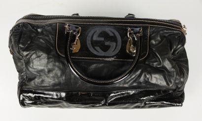  GUCCI 
Black patent leather and leatherette handbag. 
Good condition 
40 x 25 c...