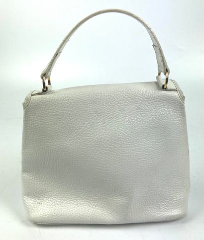 null CHRISTIAN DIOR

Handbag Comtesse model in white grained leather, snap closure...