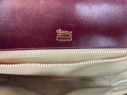  GUCCI 
Messenger bag in burgundy box 
Around 1970 
18 x 25 cm 
(scratches and wear...