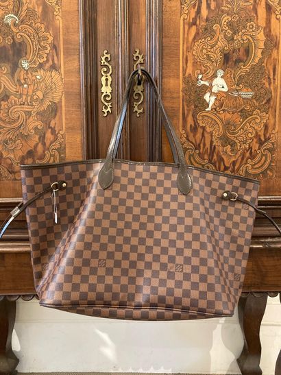 null LOUIS VUITTON



Sac cabas Modèle "Neverfull"en toile damier et cuir marron,...