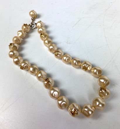 null CHANEL

Imitation baroque pearls necklace, some with golden initials. 

Signed...